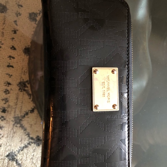 Michael Kors zipper wallet - Picture 3 of 4